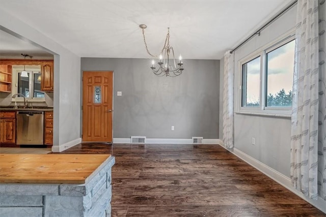 dining space with visible vents, baseboards, an inviting chandelier, and dark wood-style floors