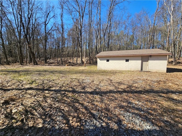 view of yard featuring an outbuilding