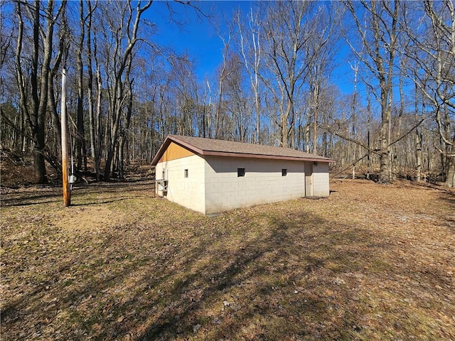 view of outdoor structure with an outbuilding