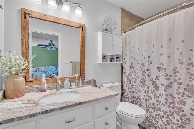 full bathroom featuring toilet, ensuite bathroom, curtained shower, ceiling fan, and vanity