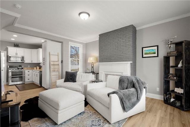 living area with recessed lighting, light wood-type flooring, baseboards, and ornamental molding