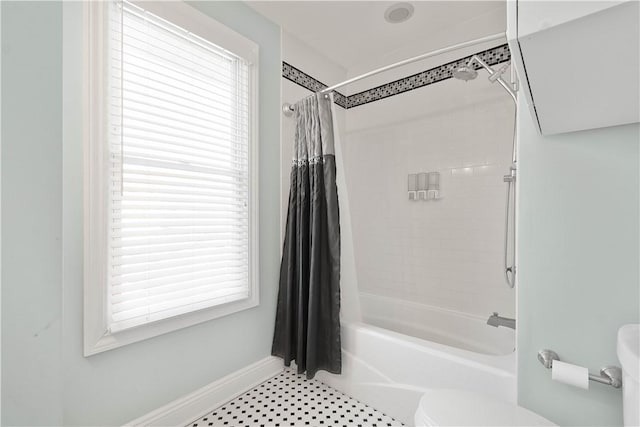 full bathroom featuring baseboards, plenty of natural light, toilet, and shower / tub combo with curtain