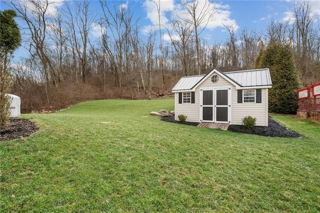 view of yard with an outbuilding