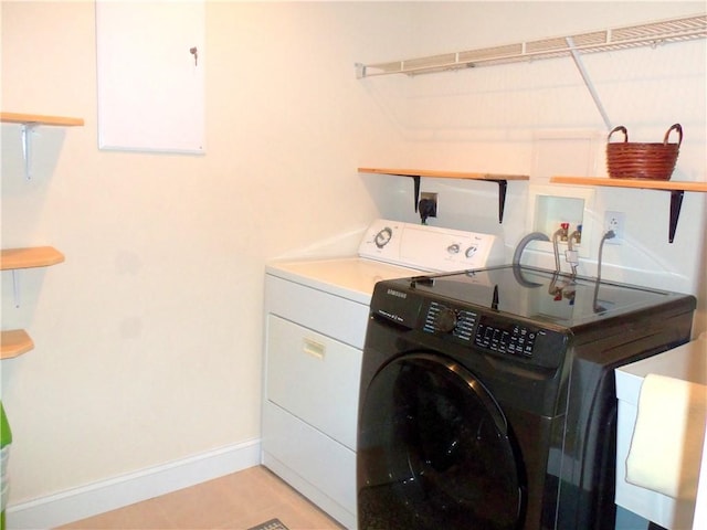 washroom featuring laundry area, independent washer and dryer, and baseboards