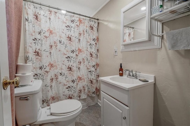 full bath featuring a shower with shower curtain, toilet, and vanity