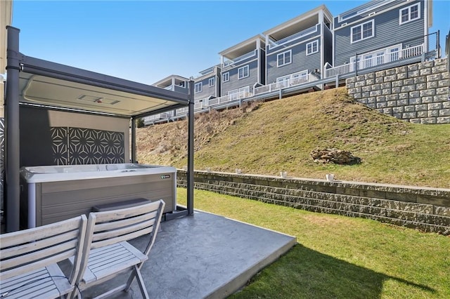 view of yard with a residential view and a hot tub