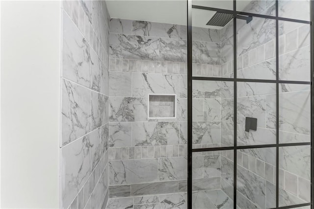 bathroom featuring a tile shower