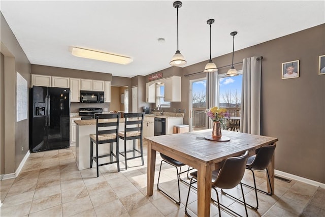 dining area with visible vents and baseboards