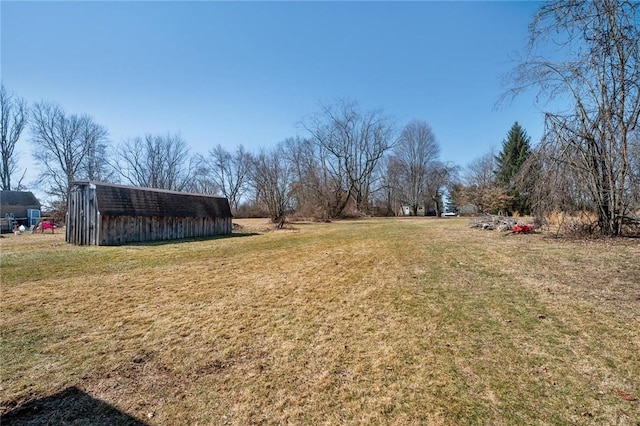 view of yard featuring an outdoor structure and a pole building