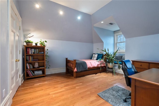 5435 Dunmoyle St, Squirrel Hill, PA 15217 - bedroom featuring lofted ceiling, light wood-style floors, and a desk