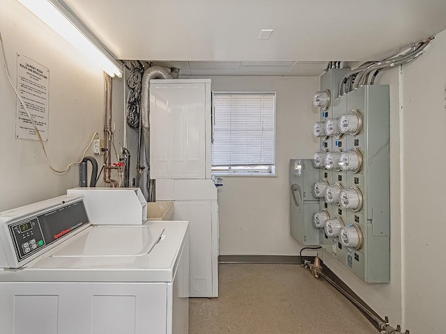 laundry room with independent washer and dryer and baseboards