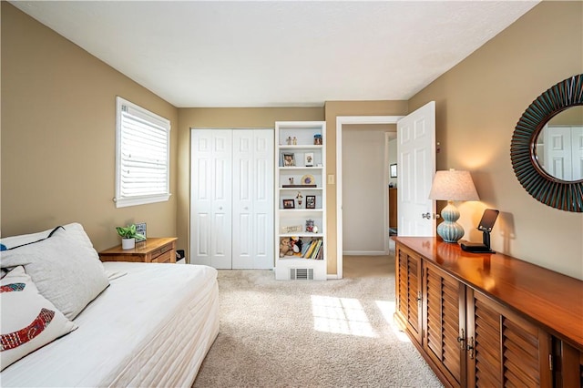 bedroom featuring carpet flooring and a closet