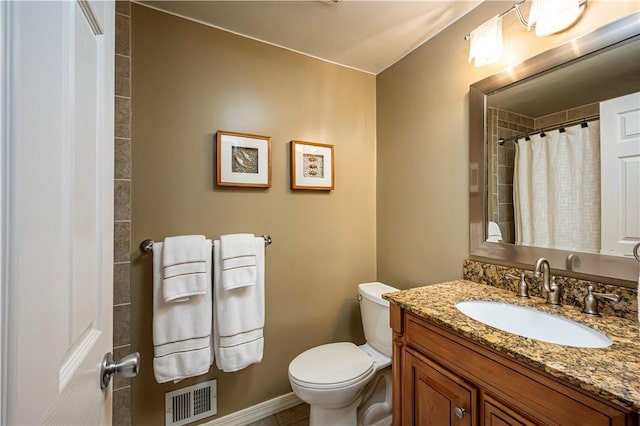 full bathroom featuring vanity, a shower with shower curtain, baseboards, visible vents, and toilet