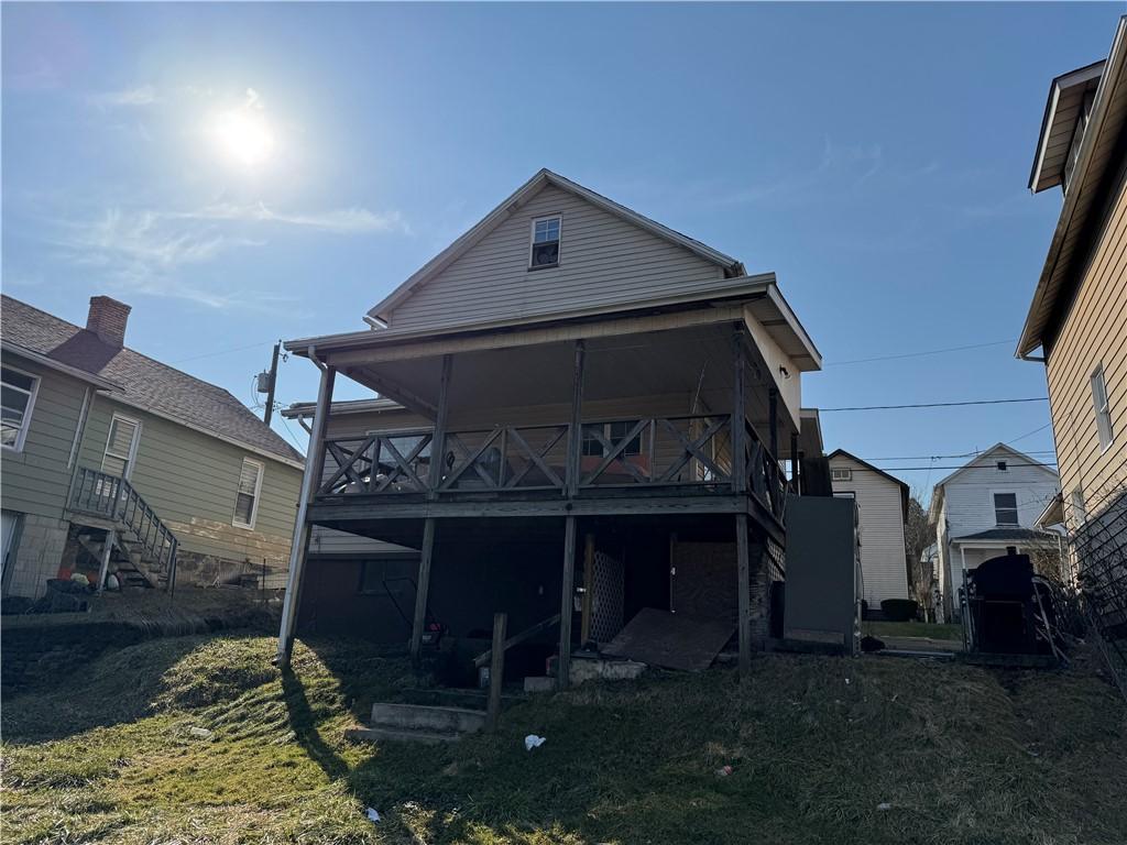 back of house featuring a yard