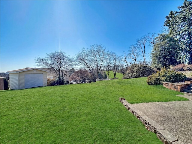 view of yard with an outbuilding