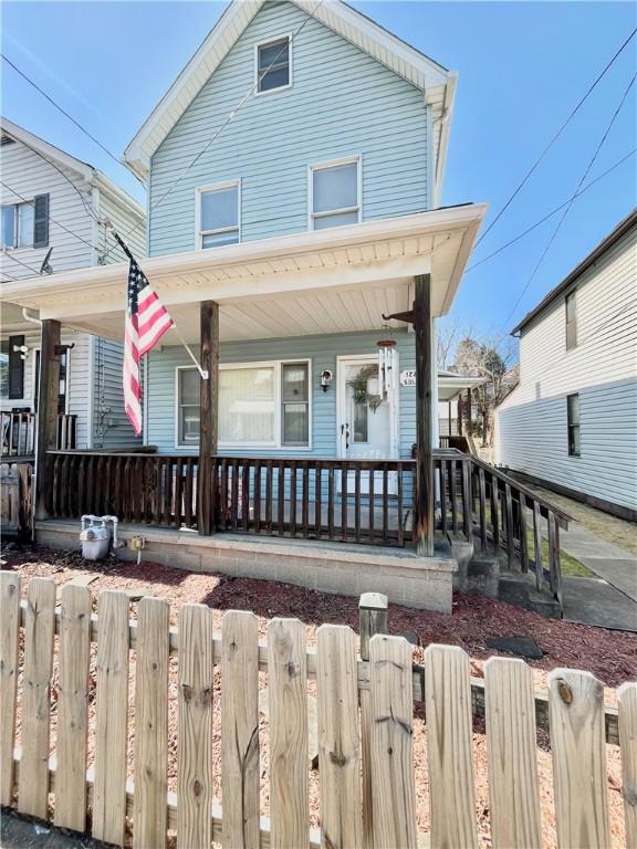 view of front of home featuring a fenced front yard and a porch