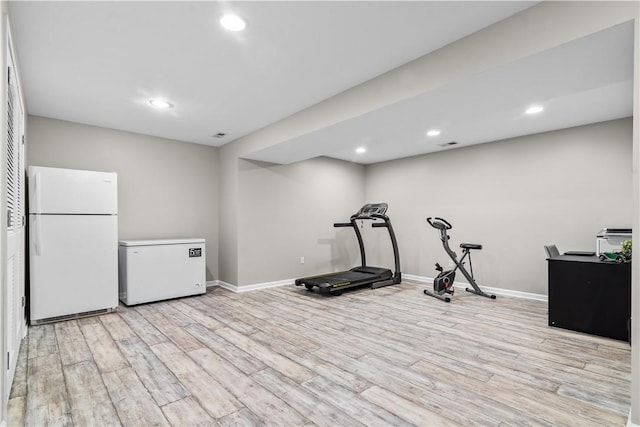 workout room with visible vents, light wood-style flooring, recessed lighting, and baseboards