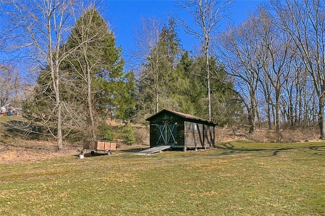 view of yard with a storage unit and an outdoor structure