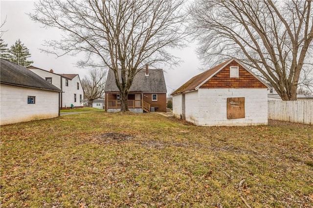 view of yard featuring an outbuilding and fence