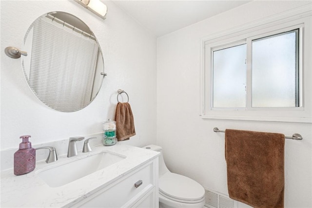 full bathroom with a shower with curtain, toilet, and vanity