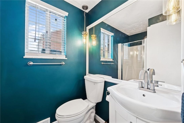 full bath featuring vanity, toilet, a shower, and baseboards