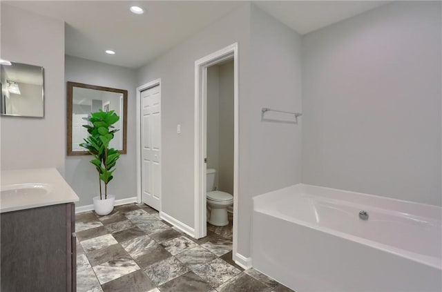 full bath with baseboards, toilet, recessed lighting, a bath, and vanity