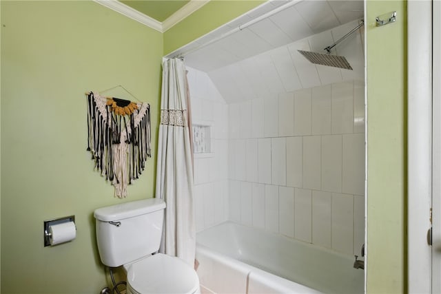 full bath featuring crown molding, toilet, and shower / tub combo with curtain