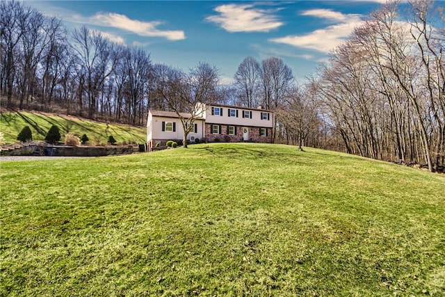 view of front of property featuring a front yard