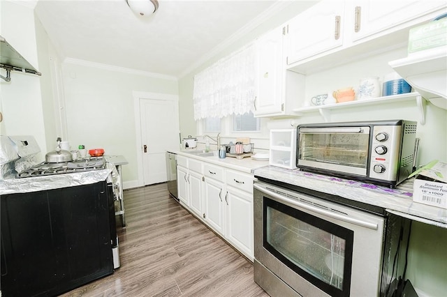 kitchen featuring ornamental molding, a sink, range with gas cooktop, light countertops, and dishwasher