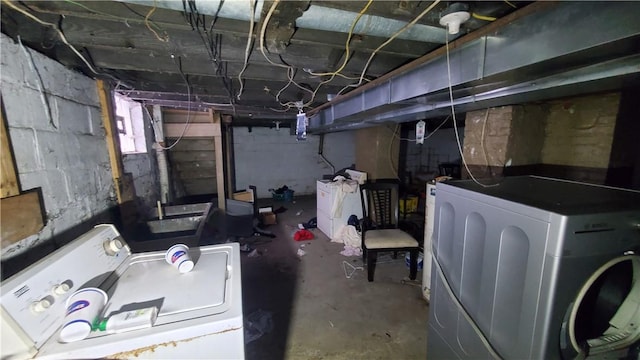 basement featuring washing machine and clothes dryer