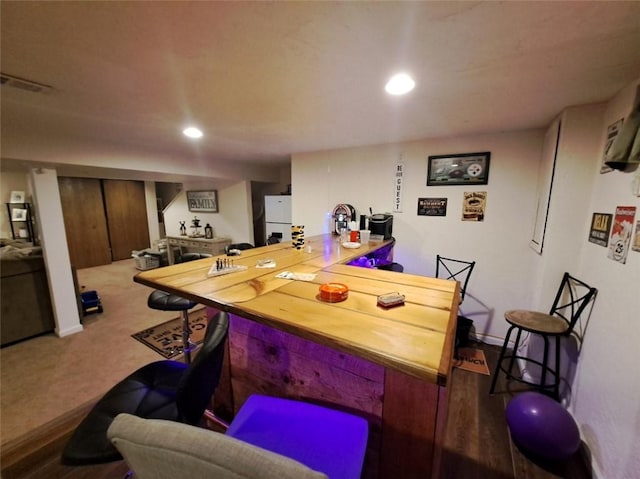 bar with visible vents, recessed lighting, freestanding refrigerator, and carpet floors