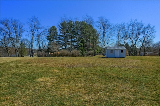 view of yard with an outbuilding