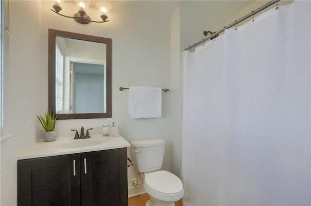 full bath featuring a shower with shower curtain, toilet, vanity, and baseboards