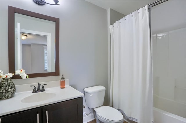 full bath with shower / tub combo, toilet, and vanity