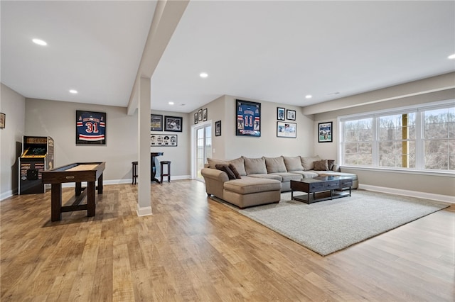 living area featuring recessed lighting, light wood-style floors, and baseboards