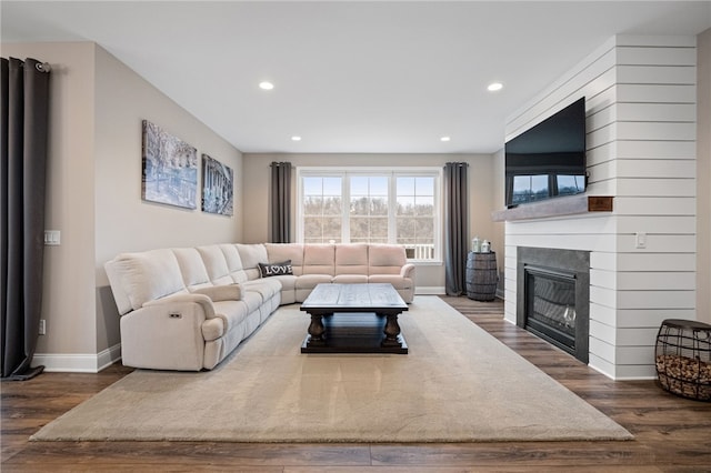 living area with dark wood finished floors, recessed lighting, and baseboards