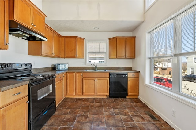 kitchen featuring visible vents, baseboards, under cabinet range hood, black appliances, and a sink