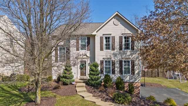 view of front of property featuring a front yard