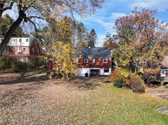 view of front of home featuring a front yard