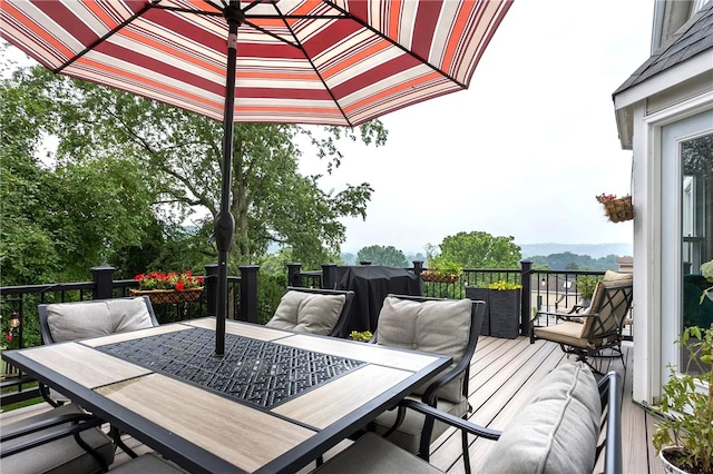 deck featuring outdoor dining space