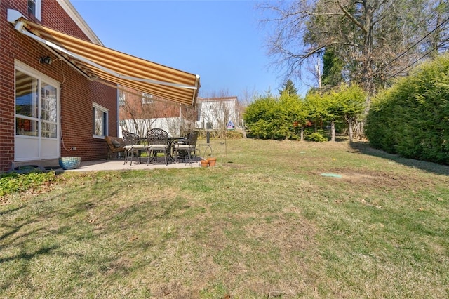 view of yard featuring a patio