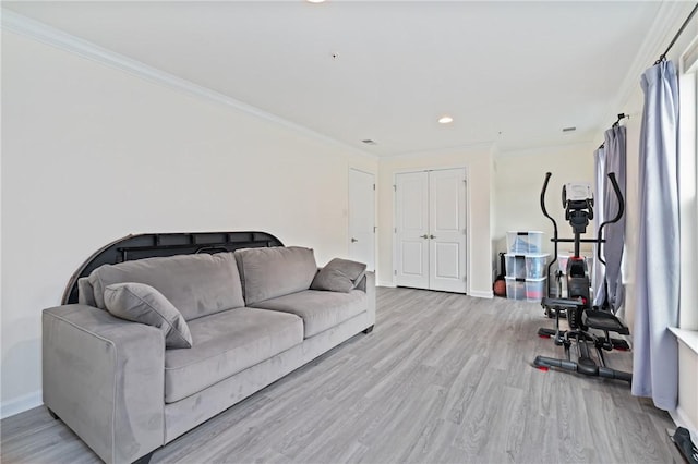 living area featuring crown molding, baseboards, and wood finished floors