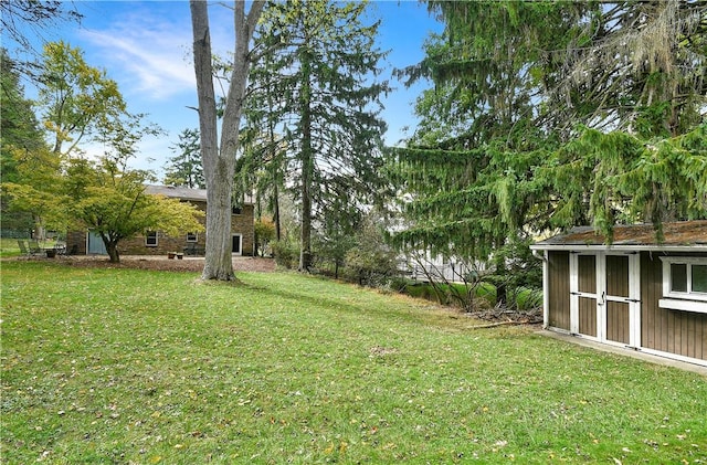 view of yard with a storage shed and an outdoor structure