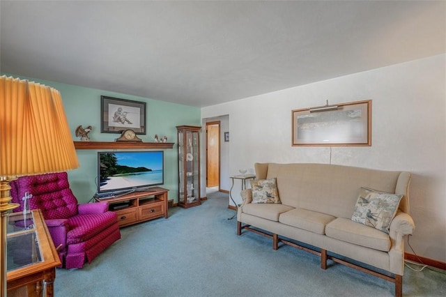 living area with carpet and baseboards