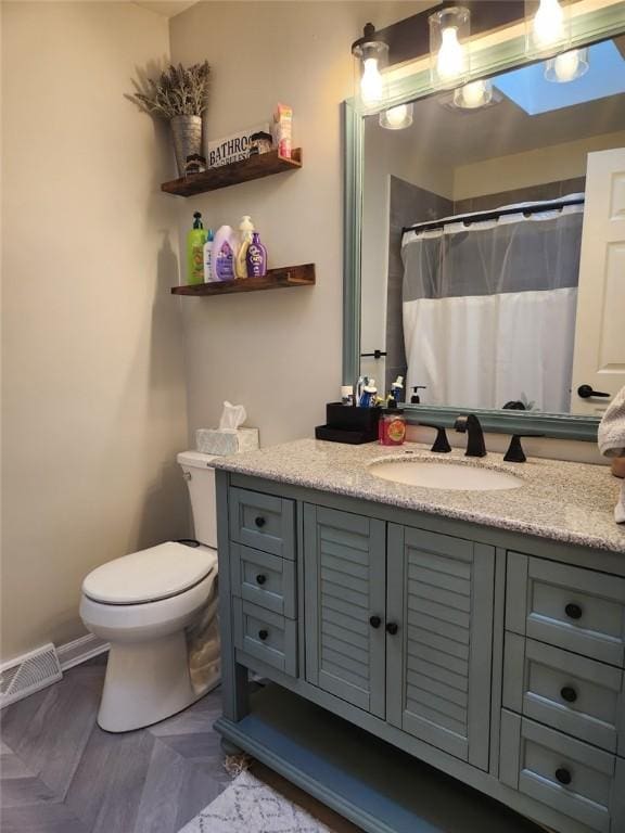 full bath featuring vanity, curtained shower, toilet, and visible vents