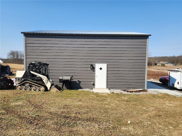 view of outdoor structure featuring an outbuilding