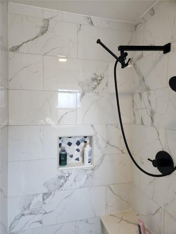 full bathroom featuring tiled shower