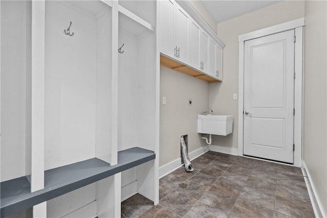 mudroom featuring a sink and baseboards