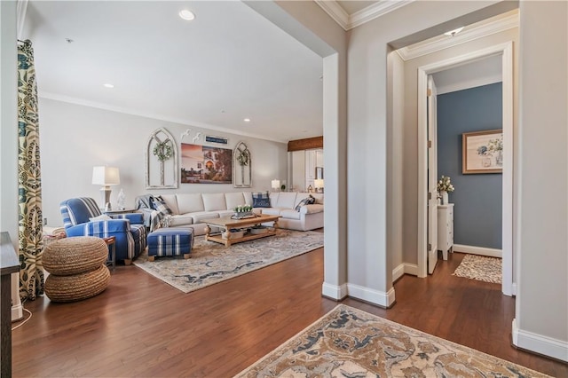 living room with dark wood-type flooring, recessed lighting, crown molding, and baseboards