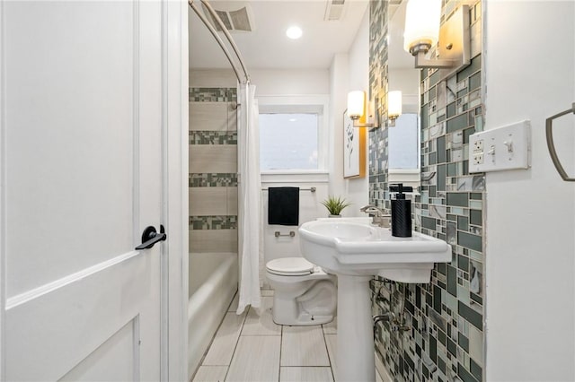 full bathroom featuring shower / bathtub combination with curtain, visible vents, toilet, backsplash, and tile walls